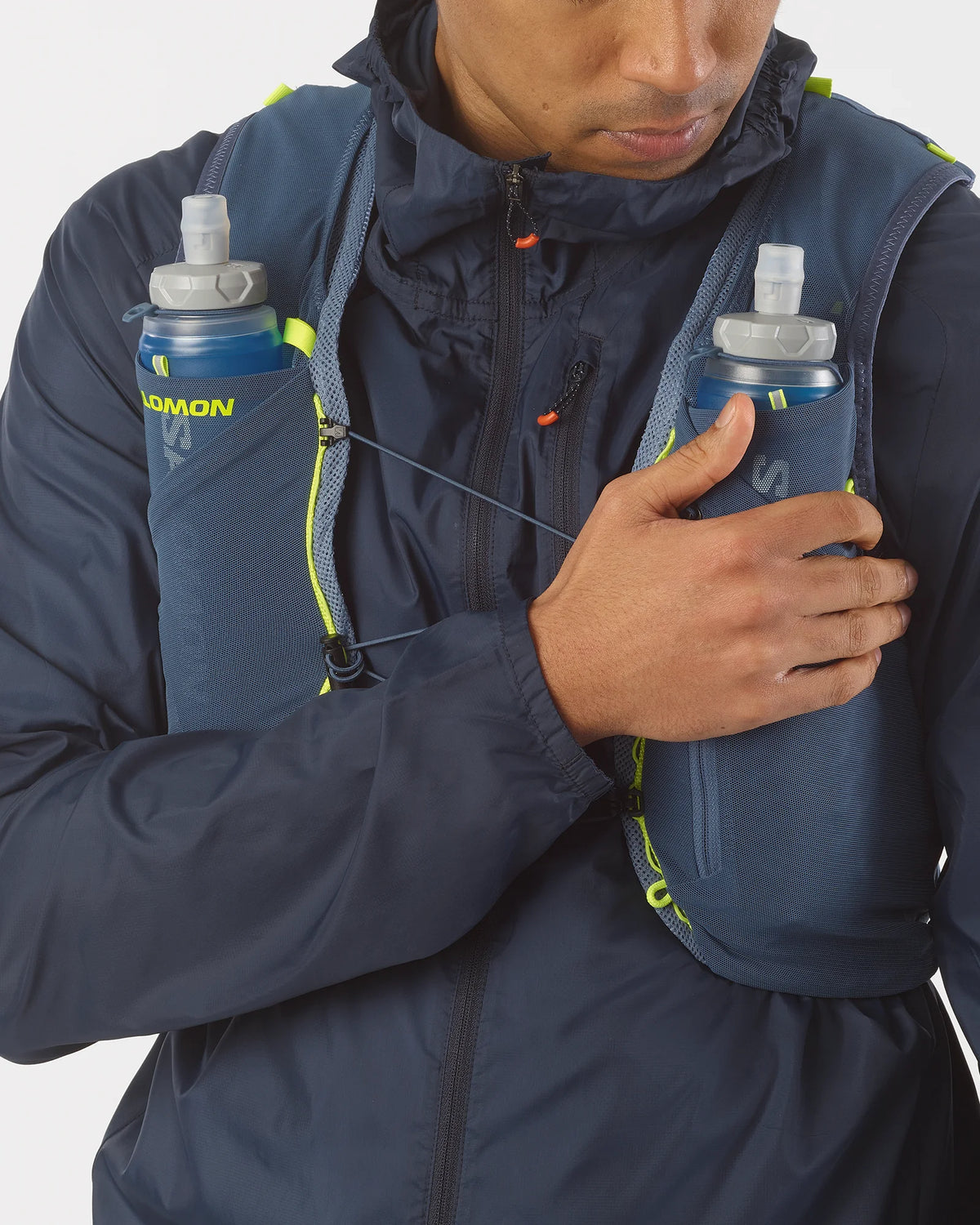 Salomon ADV Skin 5 Steinblau Trinkweste, Detail der Befestigungsriemen