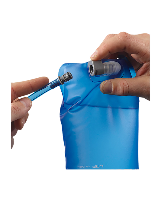 Salomon Soft Reservoir 1,5 L Trinkblase, Detail von Schlauch und Anschluss