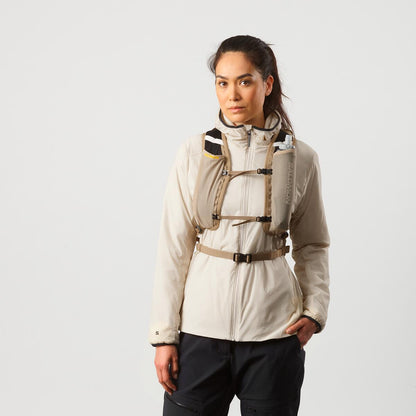 Salomon Cross 8 Trailrunning-Rucksack in Beige an einer Frau, Vorderansicht