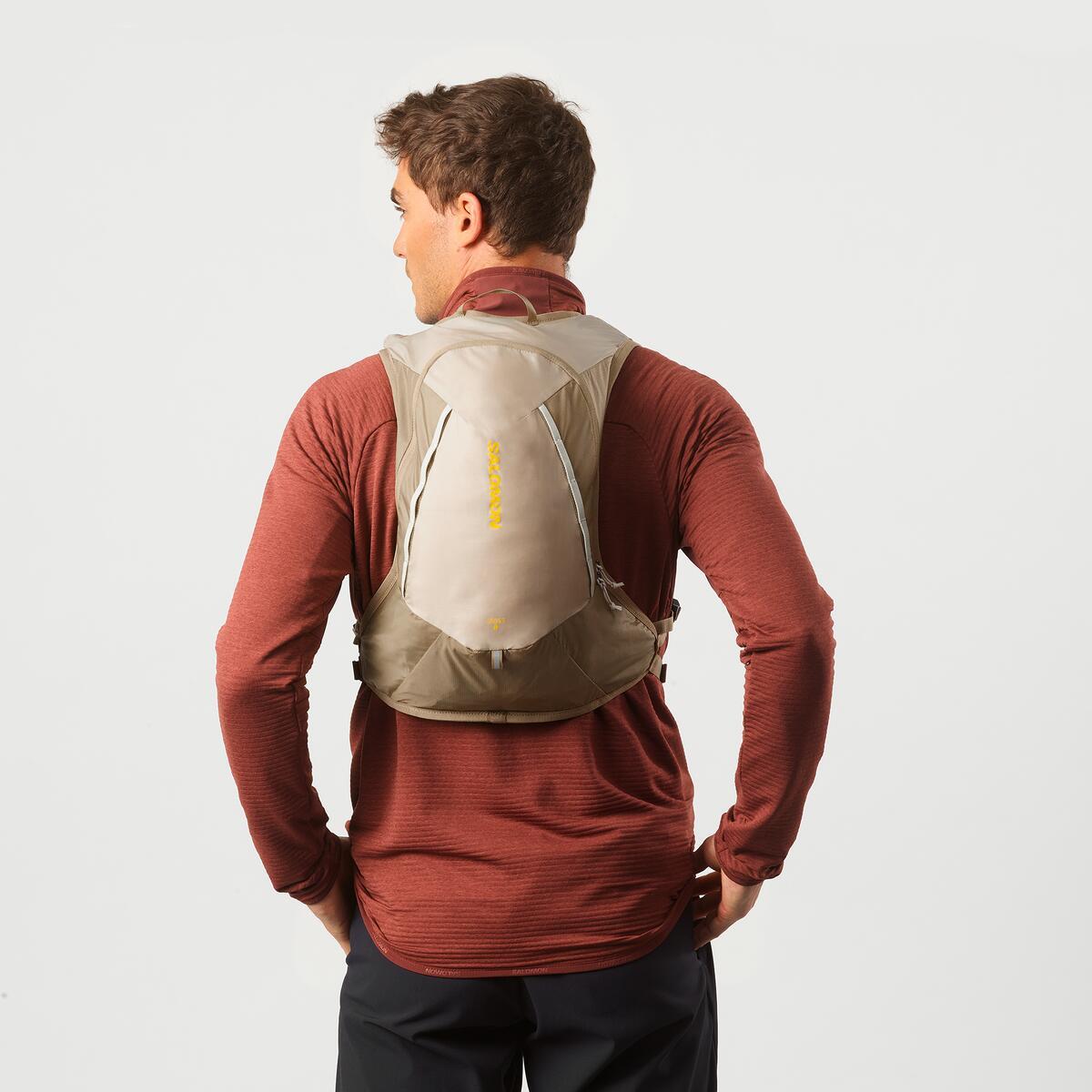 Salomon Cross 8 Trailrunning-Rucksack in Beige, Gesamtansicht